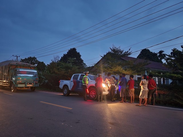 Angkut Barang Non-esensial Saat Arus Balik, 10 Truk Ditilang di Muaro Jambi (4079)