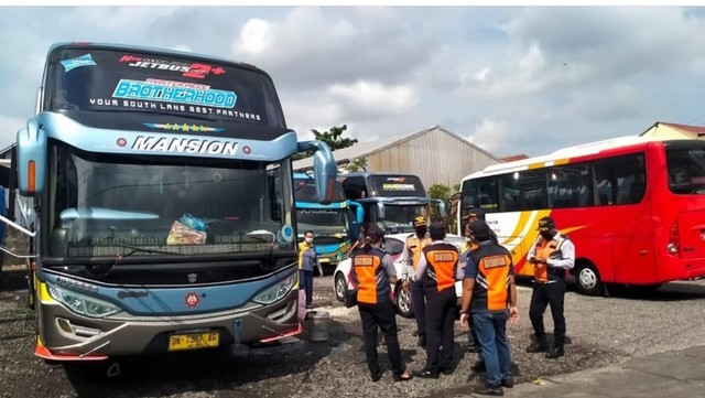 Jelang mudik Lebaran, Dishub sidak PO bus AKAP di Kota Denpasar. Foto: Humas Pemkot Denpasar