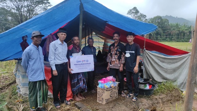 YBM BRILiaN menyalurkan bantuan ke tenda pengungsi gempa pasaman. Dok : YBM BRILiaN