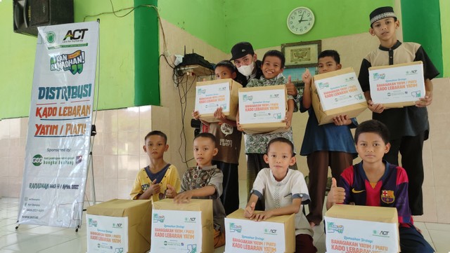 Ramadhan Bersama Anak Yatim, BPRS Bangka Belitung bersama ACT Bangka Distribusikan Kado Lebaran untuk Yatim. (Fotografer : Shafia Fathina Izzati/Tim ACT Bangka)