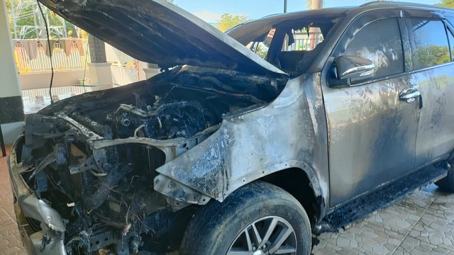 Mobil anggota DPRD Jeneponto dibakar OTK, Jumat (11/3). Foto: Dok. Istimewa