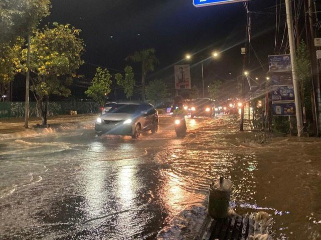 Air menggenang Jalan ZA Pagar Alam, Kota Bandar Lampung akibat hujan deras, Selasa (9/11/2021) | Foto: Lampung Geh