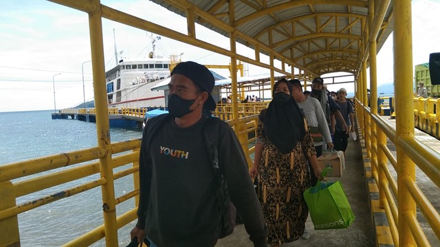 Penumpang kapal feri asal Balikpapan tiba di Pelabuhan Simboro, Mamuju. Foto: Awal Dion/SulbarKini