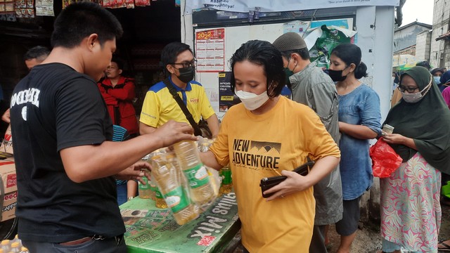 Warga mengantre untuk membeli minyak goreng di Toko Heri Sembako, Jalan Poltangan Raya, Jagakarsa, Jakarta, Sabtu (12/3/2022). Foto: Ave Airiza Gunanto/kumparan