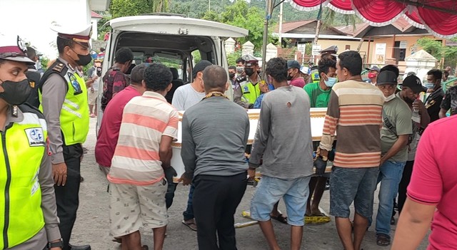 Jenazah saat dievakuasi rumah duka