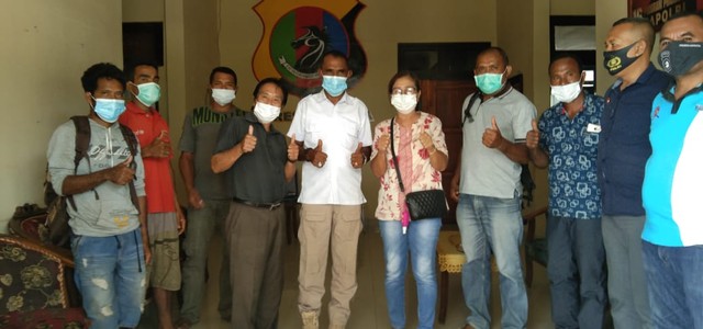 Keterangan foto: Sejumlah pihak korban dugaan penipuan oleh PT Barand Mandiri Jaya Sentosa bersama Kasat Reskrik Polres Lembata dan para penyidik di Kantor Polisi beberapa waktu lalu. (T. Aloysius Bestol).
