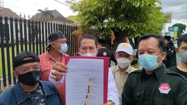 Sejumlah elemen masyarakat Yogyakarta mengadukan mantan Menpora Roy Suryo ke Polda DIY lantaran dianggap membuat gaduh, Rabu (2/3). Foto: Arfiansyah Panji Purnandaru/kumparan