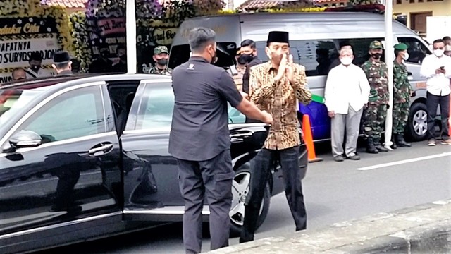 Ditemani Gibran dan Kaesang, Presiden Jokowi Takziah ke Rumah Pamannya di Solo (67991)