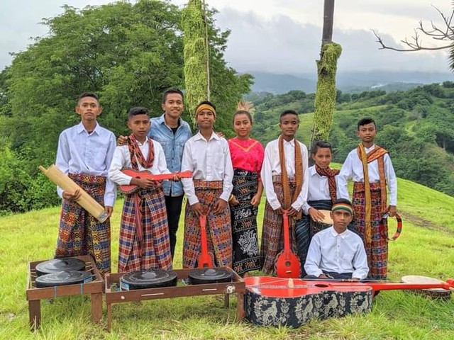 Abel Fernando, pelatih musik kampung Nibon Kibok spenar bersama para punggawa kelompok musik kampung Nibon Kibok Spenar SMPN Nuba Arat. Foto : Dokpri Abel Fernando