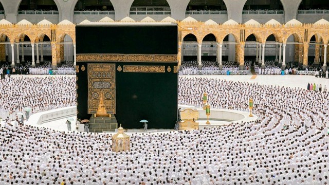 Slat Jumat di Masjidil Haram. Foto: Saudi Press Agency/Handout via REUTERS