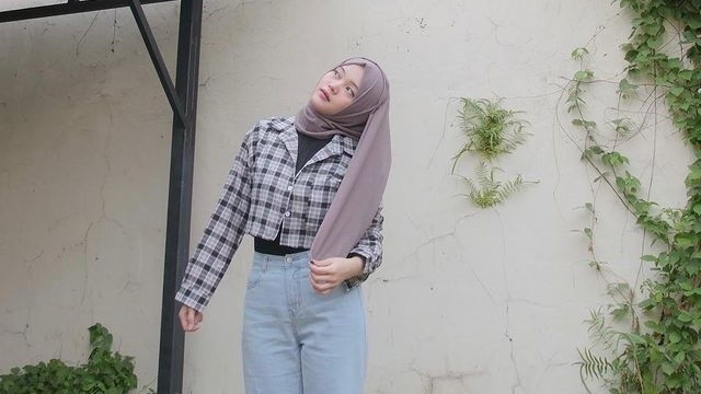 Simpel Hingga Modis Ini Ide Hijab Street Style Ala Putri Delina