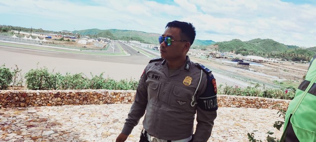 Aipda Lalu Dwi Prayitno polisi yang membantu pebalap MotoGP, Franco Morbidelli. Foto: Dok Aipda Lalu Dwi Prayitno
