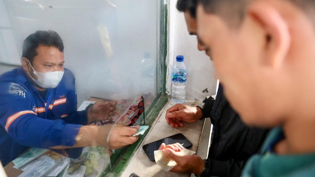 Petugas melayani penjualan tiket. Foto: Suparta/acehkini