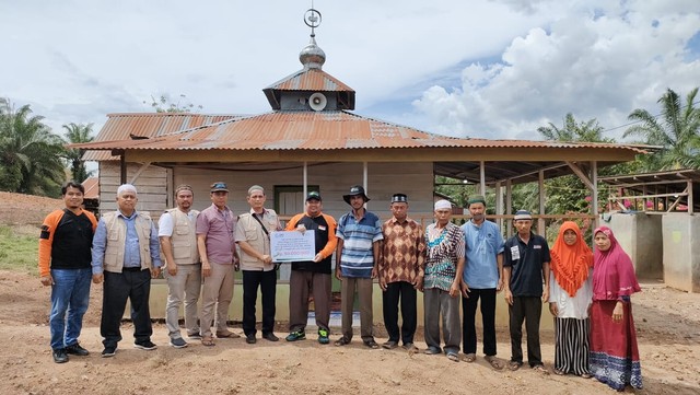 Dompet Dhuafa Waspada bersama YBM PLN UPDK Belawan membantu pembangunan MCK Masjid Al Ikhlas, Karo, Sumatera Utara pada (Jumat, 4/3)