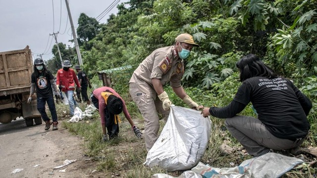 Ratusan relawan turun ke jalan memungut sampah yang berserakan di sepanjang jalan Desa Labota Kecamatan Bahodopi, Kabupaten Morowali, Provinsi Sulawesi Tengah, Minggu (20/2). Foto: Istimewa
