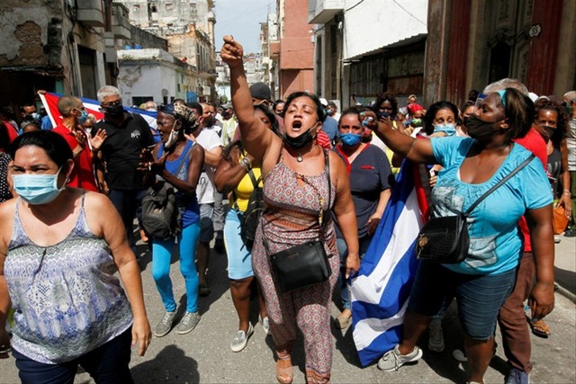Ilustrasi rakyat Kuba melakukan demonstrasi. Foto: Alexandre Meneghini/Reuters