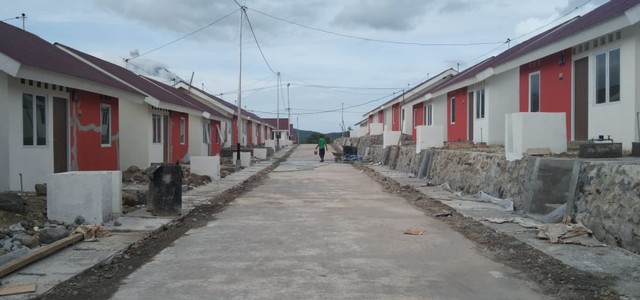 Keterangan foto: Salah satu proyek RISHA yang dikerjakan PT Adhi Karya di Tanah Merah. Lokasi relokasi ini diperuntukan bagi desa Waimatan dan Lamawolo. Foto: Teddi Lagamaking. 