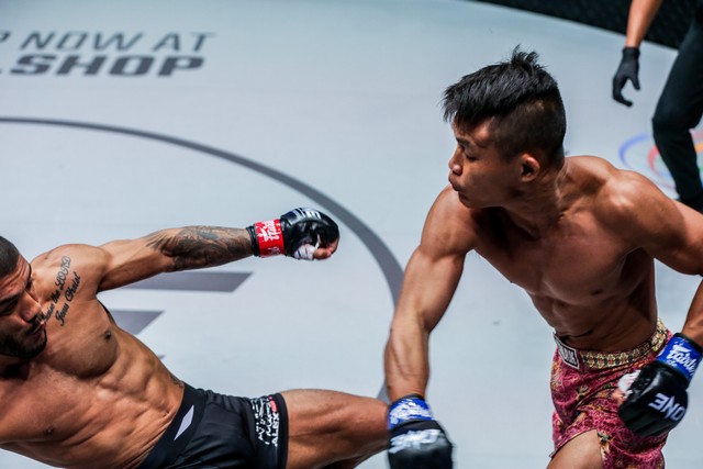 Adrian Mattheis melayangkan pukulan tajam pada Alex Silva dalam laga MMA divisi strawweight dalam ajang ONE: LIGHTS OUT pada 11 Maret di Singapore Indoor Stadium. Foto: ONE Championship