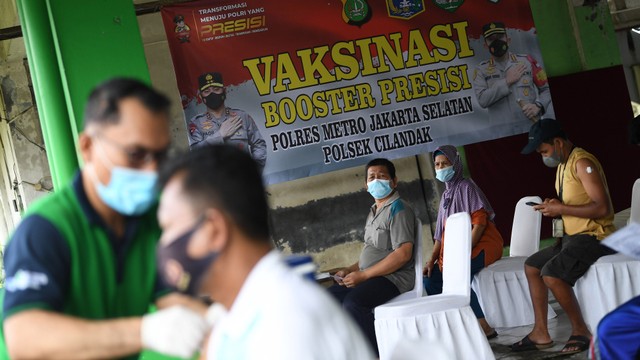 Tenaga kesehatan menyuntikkan vaksin penguat COVID-19 dalam Vaksinasi Booster Polsek Cilandak di Pasar Mede, Cilandak Barat, Jakarta Selatan, Sabtu (26/2/2022).  Foto: Sigid Kurniawan/Antara Foto