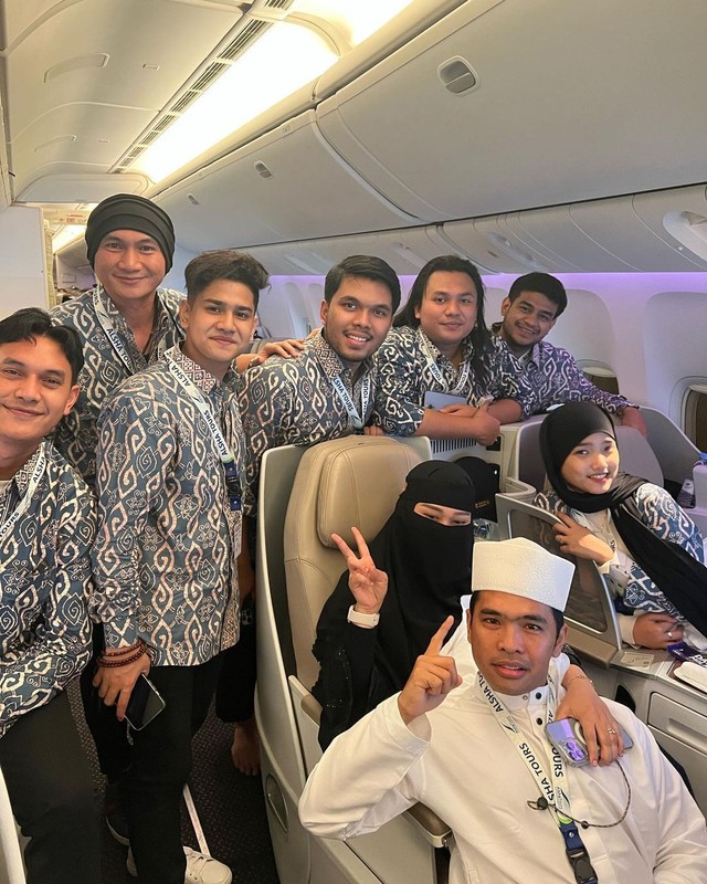 Thariq Halilintar dan Fuji pergi umrah bareng. Foto: Instagram/@thariqhalilintar