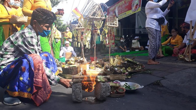 Warga di lokasi pembunuhan di Denpasar menggelar ritual pembersihan spiritual secara adat Bali - WIB