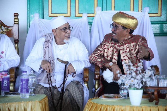 Mufti Besar 4 Kesultanan di Moloku Kie Raha, Abuya Habib Abubakar bin Hasan Al Attas Azzabidi, berbincang bersama Sultan Tidore, Husain Sjah. Foto: Istimewa
