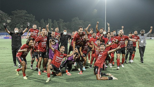 Pemain Bali United berselebrasi usai pertandingan, Jumat (25/3/2022). Foto: Instagram/@baliunitedfc