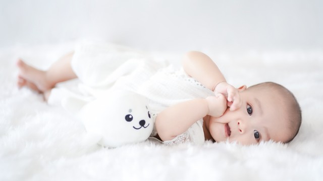 Ilustrasi bayi perempuan. Foto: ABWitzPix089/Shutterstock