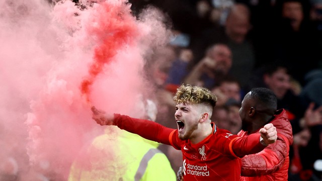 Pemain Liverpool Harvey Elliott merayakan dengan suar setelah memenangkan Piala Carabao di Stadion Wembley, London, Inggris, Minggu (27/2/2022). Foto: David Klein/REUTERS