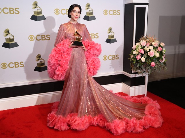 Penyanyi St. Vincent berpose di karpet merah Grammy Awards Tahunan ke-64 di MGM Grand Garden Arena di Las Vegas, Nevada, AS, 3 April 2022. Foto: REUTERS/Maria Alejandra Cardona
