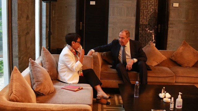 Menlu RI Retno Marsudi bertemu Menlu Rusia Sergei Lavrov di China, Rabu (30/3/2022). Foto: Dok. Istimewa