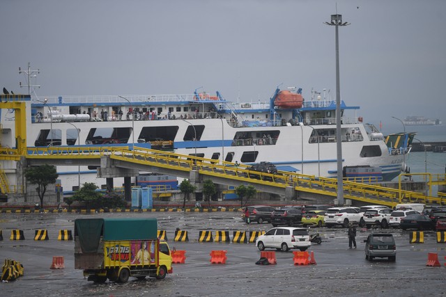 Sejumlah kendaraan bersiap menaiki kapal penyeberangan di Pelabuhan Merak, Banten, Minggu (1/5/2022).  Foto: Akbar Nugroho Gumay/ANTARA FOTO