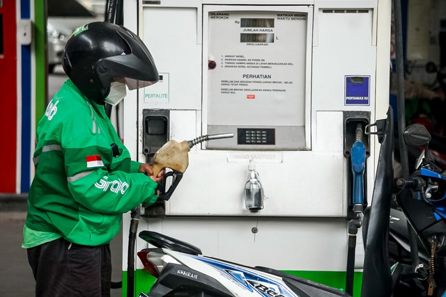 Pengendara sepeda motor mengantre membeli bahan bakar Pertalite di SPBU kawasan Kuningan, Jakarta, Rabu (30/3). Foto: Iqbal Firdaus/kumparan