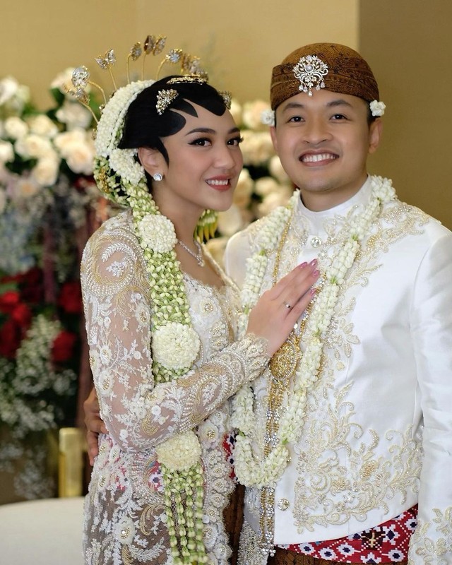 Putri Tanjung mengenakan kebaya adat Solo saat akad nikah. Foto: Instagram/@bubahalfian