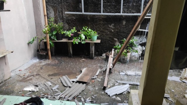Atap Rumah di Depok Terbang Imbas Hujan Angin Disertai Petir (4)