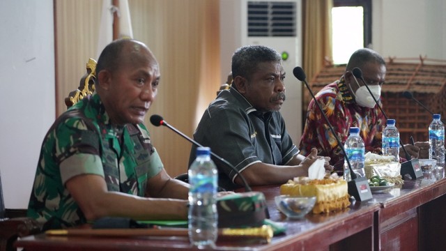 Pangdam XVIII/Kasuari, Mayjen TNI Gabriel Lema, mengunjungi Ketua Majelis Rakyat Papua wilayah Papua Barat (MRP PB), Maxi Nelson Ahoren di aula MRP PB, Manokwari, Papua Barat, Rabu (16/2/2022). Foto: Kodam Kasuari