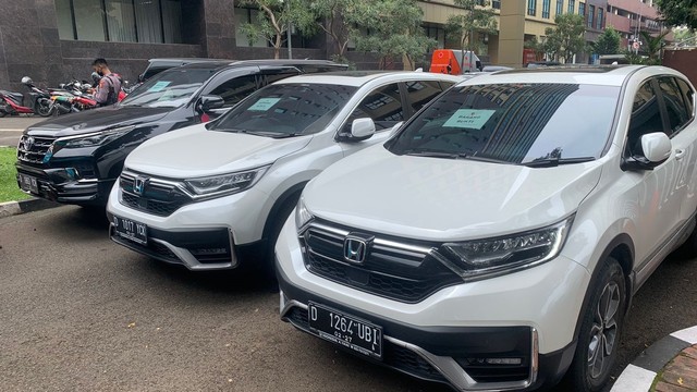 Barang bukti sitaan tersangka Doni Salmanan kasus aplikasi trading Quotex, Selasa (15/3). Foto: Nugroho GN/kumparan