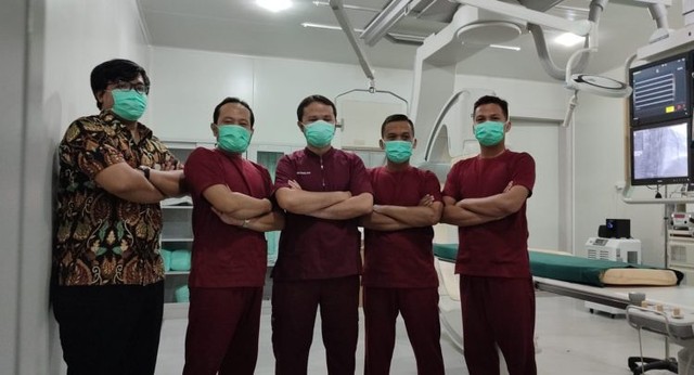Dokter spesialis jantung dan kru Cath Lab RSUD Kardinah Kota Tegal, Jawa Tengah.