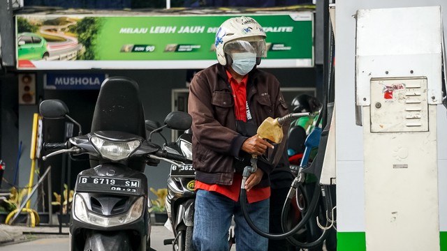 Pengendara sepeda motor mengantre membeli bahan bakar Pertalite di SPBU kawasan Kuningan, Jakarta, Rabu (30/3).
 Foto: Iqbal Firdaus/kumparan