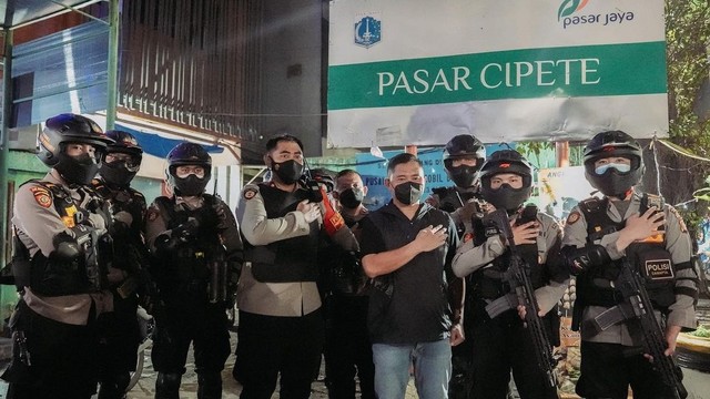 Kapolda Metro Jaya Irjen Fadil Imran saat Patroli Keliling Jakarta, Sabtu (12/2/2022). Foto: Instagram/@kapoldametrojaya