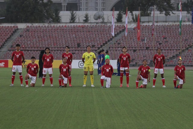 Timnas Wanita Indonesia bermain melawan Singapura dalam kualifikasi Piala Dunia Wanita 2022. Foto: Twitter @indra_sjafri