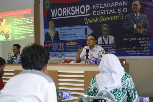 Kepala Diskominfo Kuningan, Dr Wahyu Hidayah MSi saat memberi materi pelatihan bagi pelajar SMK di Kabupaten Kuningan, Jabar. (Foto: Diskominfo Kuningan)