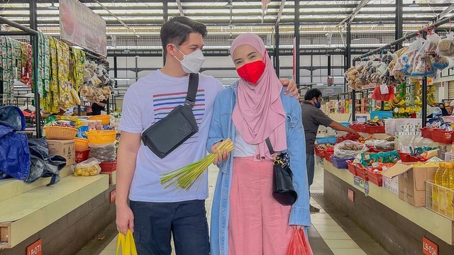 Zaskia Sungkar dan Irwansyah saat berbelanja di pasar. Foto: Instagram/@zaskiasungkar15