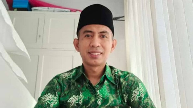 Ribut Santoso, guru yang viral di Lumajang. Foto: Instagram/@r_dancer_management