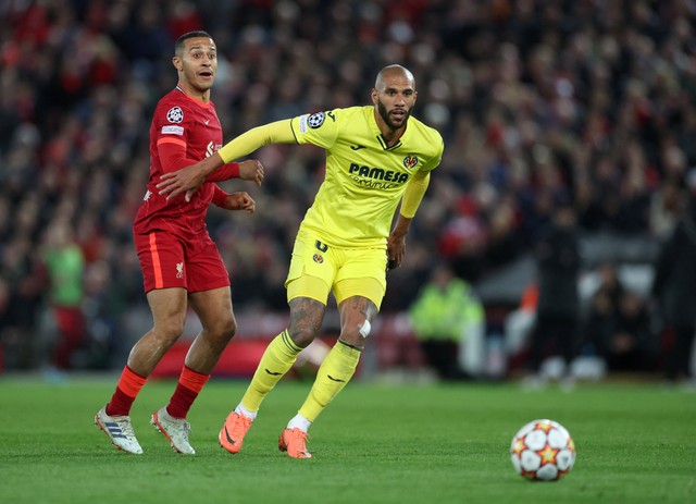 Pemain Liverpool Thiago Alcantara duel dengan Etienne Capoue dari Villarreal pada pertandingan Semi Final Liga Champions Leg Pertama di Anfield, Liverpool, Inggris. Foto: Carl Recine/Reuters