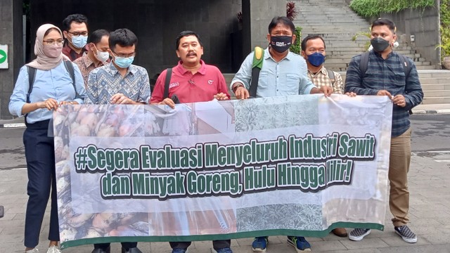 Koalisi LSM melayangkan somasi atas masalah minyak goreng di dalam negeri. Foto: Akbar Maulana/kumparan
