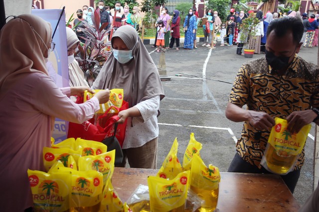 Warga mengantre membeli minyak goreng saat berlangsungnya operasi pasar minyak goreng di Mapolsek Pesanggrahan, Bintaro, Jakarta Selatan, Jumat (4/3/2022). Foto: Muhammad Iqbal/ANTARA FOTO