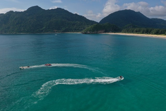 Selain bermain jetski, juga ada sejumlah permainan air lainnya yang bisa dijajal di Pantai Lampuuk, Aceh Besar. Foto: Abdul Hadi/acehkini