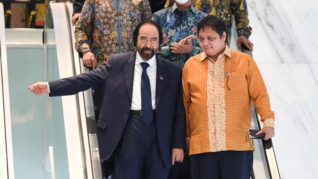 Ketum Partai NasDem Surya Paloh bersama Ketum Partai Golkar Airlangga Hartarto berjalan usai melakukan pertemuan di DPP Partai NasDem, Jakarta, Kamis (10/3/2022). Foto: Hafidz Mubarak A/ANTARA FOTO