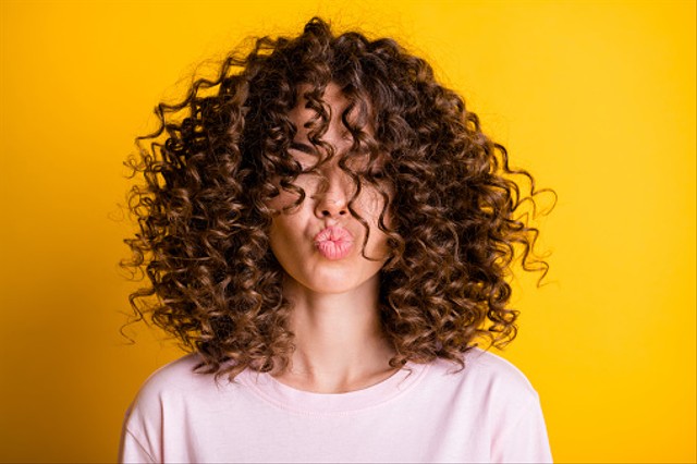 Model rambut untuk rambut ikal. Sumber: Pixabay